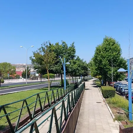 דירה Enjoy Lisbon Cascais Sintra 1200 Metres To Metro Blue Line Sintra Rail Line Free Parking אמאדורה